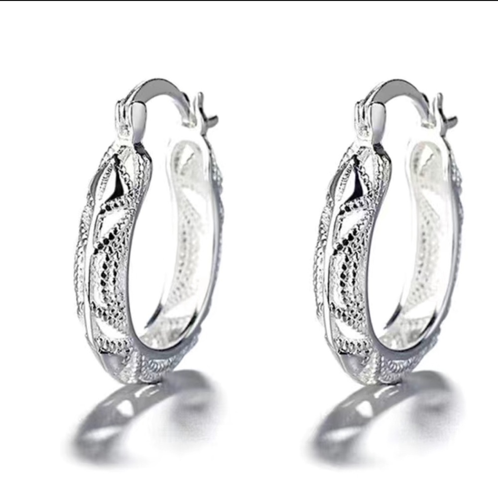 💎 Simple Silver Textured Hoop Earrings - Picture 4 of 5